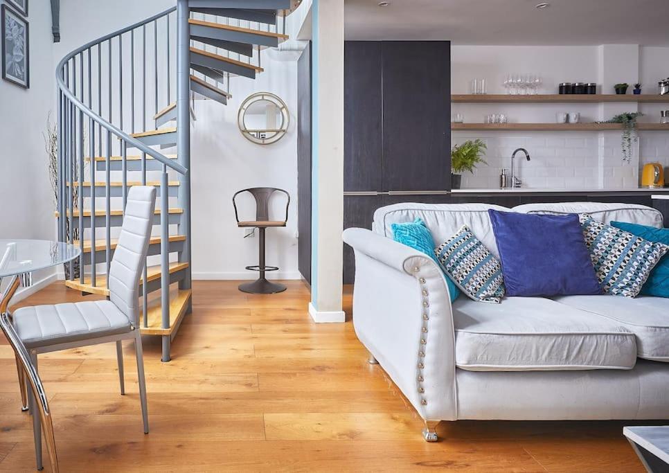 The Chapel Cottage By Ritual Stays هيميل هيمبستيد المظهر الخارجي الصورة